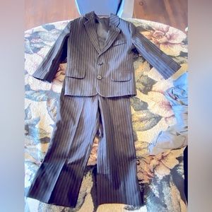 Little boys super nice suit 3t. Black pin strip suit.